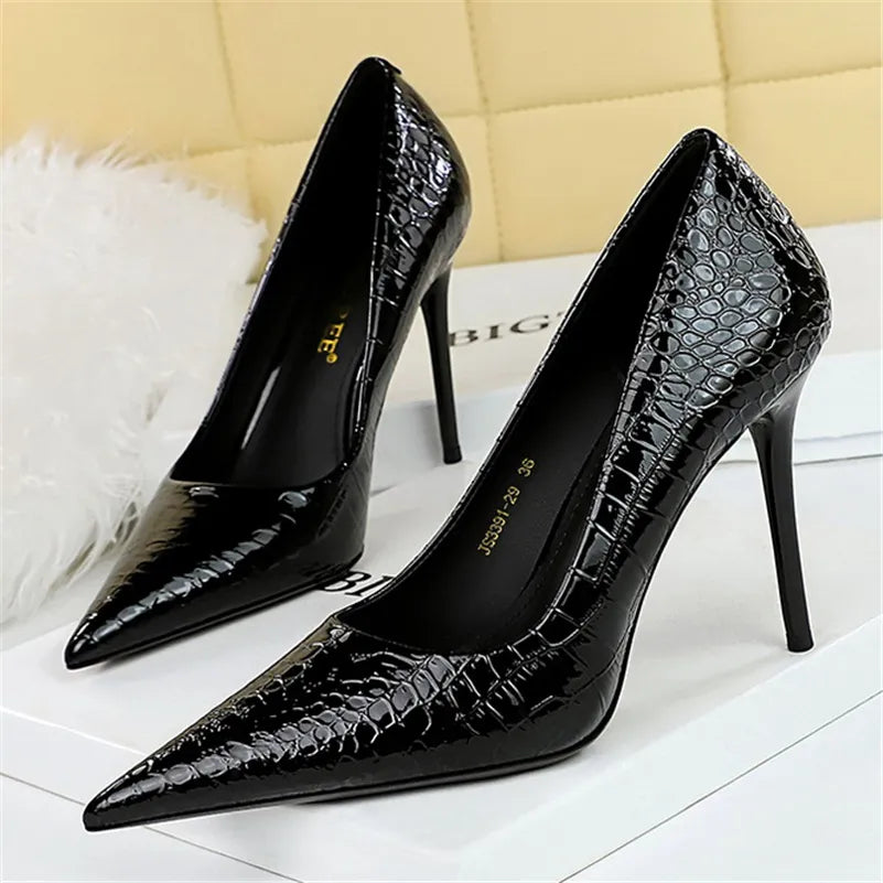 O Scarpin Salto Alto Agulha Stiletto Cintilante Seasons Bigtree é uma escolha deslumbrante para mulheres que desejam destacar-se com elegância e brilho. Scarpin  Scarpin Bico Fino  Scarpin Clássico  Scarpin Fino  Scarpin Moderno  Scarpin Salto Fino  Scarpin Cintilante  Scarpin Para Festas  Scarpin Para Trabalhar  Scarpin Salto Agulha  Scarpin 10cm  Salto Alto  Sapato com Salto  Salto Scarpin Salto Alto Agulha Stiletto Cintilante - Deluzen