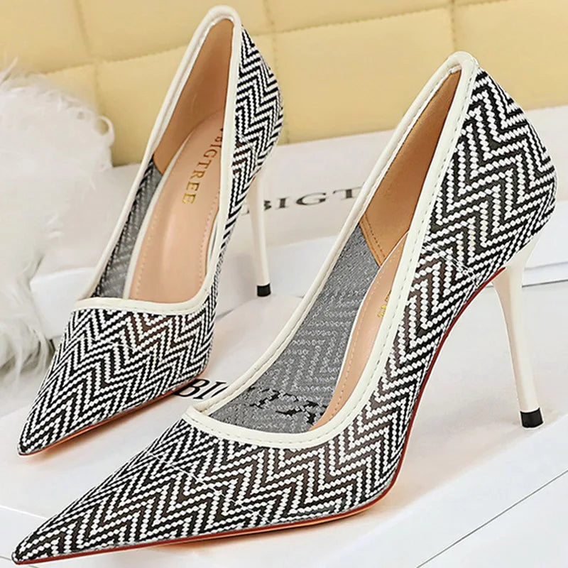 O Scarpin Feminino Fighter Bigtree combina elegância e conforto, apresentando um design respirável em renda e salto agulha. Scarpin  Scarpin Bico Fino  Scarpin Moderno  Scarpin Salto Fino  Scarpin Clássico  Scarpin Fino  Scarpin Para Festas  Scarpin Salto Agulha  Scarpin Para Trabalhar  Scarpin 9cm  Scarpin Diferente  Scarpin Fashion  Scarpin em Renda  Salto Alto  Sapato com Salto  Sapato com Salto Alto Scarpin Feminino Respirável em Renda Salto Agulha - Deluzen