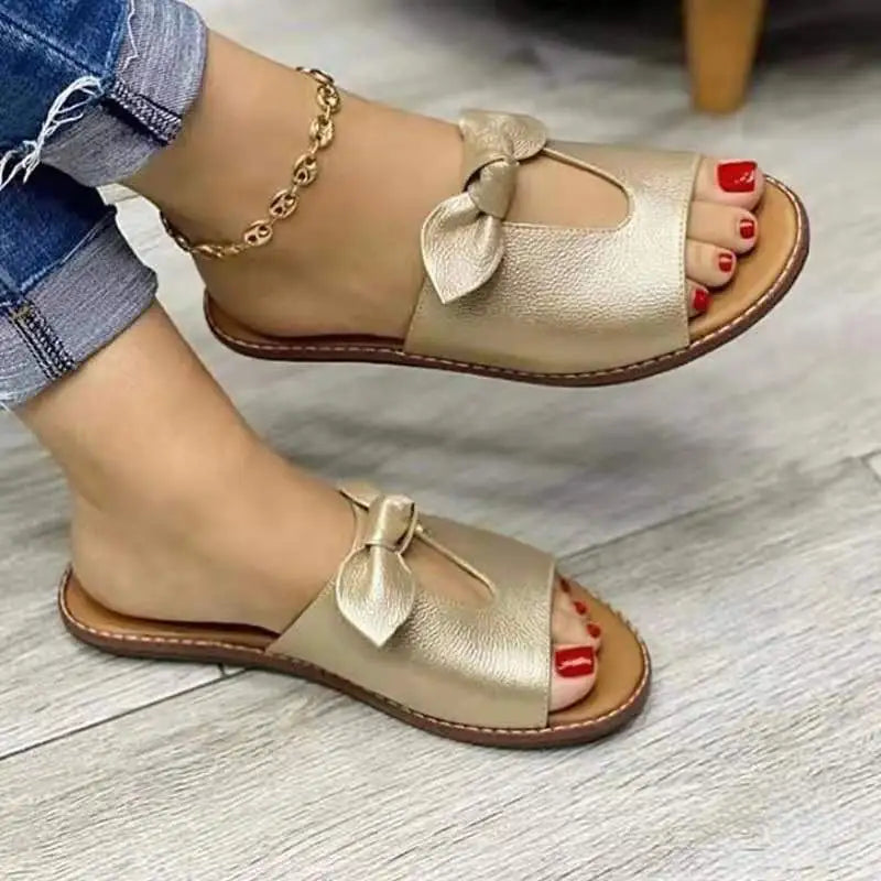 A Sandália Rasteira Femme é uma opção leve e charmosa para quem busca conforto e estilo. Sandália Rasteira  Chinelo Rasteiro  Rasteira  Rasteira de Couro  Rasteira Nude  Rasteirinha  Rasteirinha de Verão  Sapato Rasteiro  Rasteriinha Leve  Sandália Rasteirinha  Rasteira com Laço  Rasteira Dourada Sandália Rasteira Leve e com Laço - Deluzen