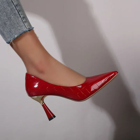 O Scarpin Salto Alto Velvetz é uma peça sofisticada que combina elegância e glamour. Salto Alto  Sapato com Salto  Sapato Salto Médio  Scarpin Salto Fino  Scarpin  Scarpin Bico Fino  Scarpin Clássico  Scarpin Fino  Scarpin Moderno  Scarpin Para Trabalhar  Scarpin Cintilante Scarpin Salto Alto Cintilante com Dourado - Deluzen