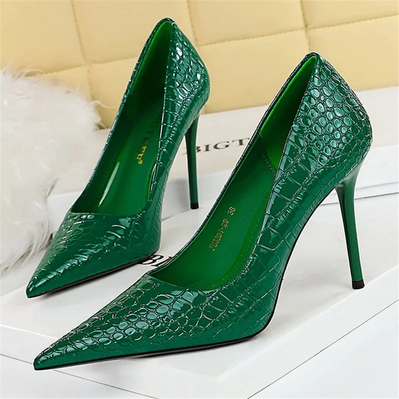O Scarpin Salto Alto Agulha Stiletto Cintilante Seasons Bigtree é uma escolha deslumbrante para mulheres que desejam destacar-se com elegância e brilho. Scarpin  Scarpin Bico Fino  Scarpin Clássico  Scarpin Fino  Scarpin Moderno  Scarpin Salto Fino  Scarpin Cintilante  Scarpin Para Festas  Scarpin Para Trabalhar  Scarpin Salto Agulha  Scarpin 10cm  Salto Alto  Sapato com Salto  Salto Scarpin Salto Alto Agulha Stiletto Cintilante - Deluzen