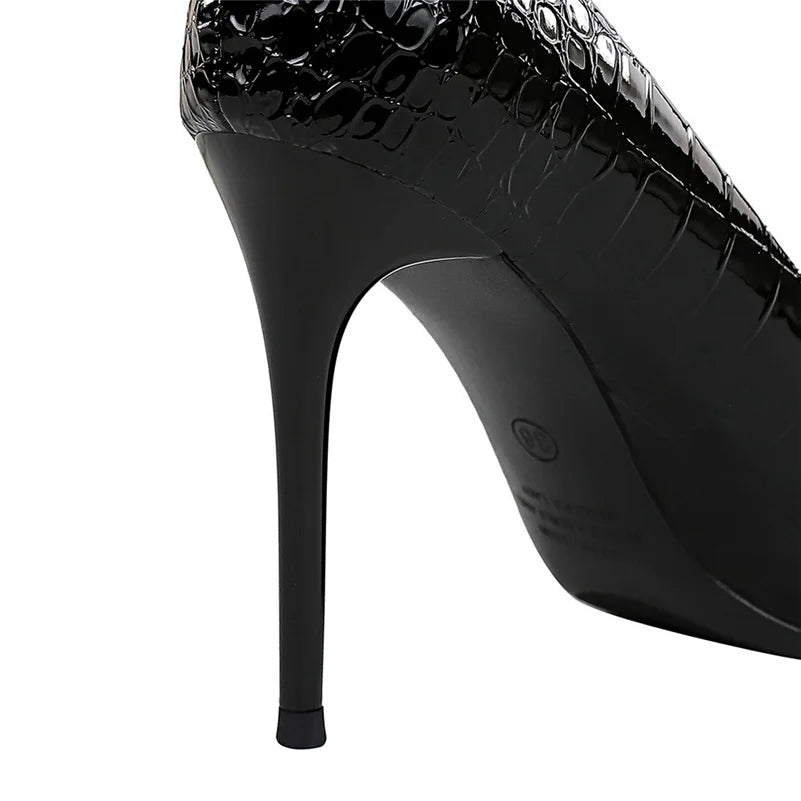 O Scarpin Salto Alto Agulha Stiletto Cintilante Seasons Bigtree é uma escolha deslumbrante para mulheres que desejam destacar-se com elegância e brilho. Scarpin  Scarpin Bico Fino  Scarpin Clássico  Scarpin Fino  Scarpin Moderno  Scarpin Salto Fino  Scarpin Cintilante  Scarpin Para Festas  Scarpin Para Trabalhar  Scarpin Salto Agulha  Scarpin 10cm  Salto Alto  Sapato com Salto  Salto Scarpin Salto Alto Agulha Stiletto Cintilante - Deluzen