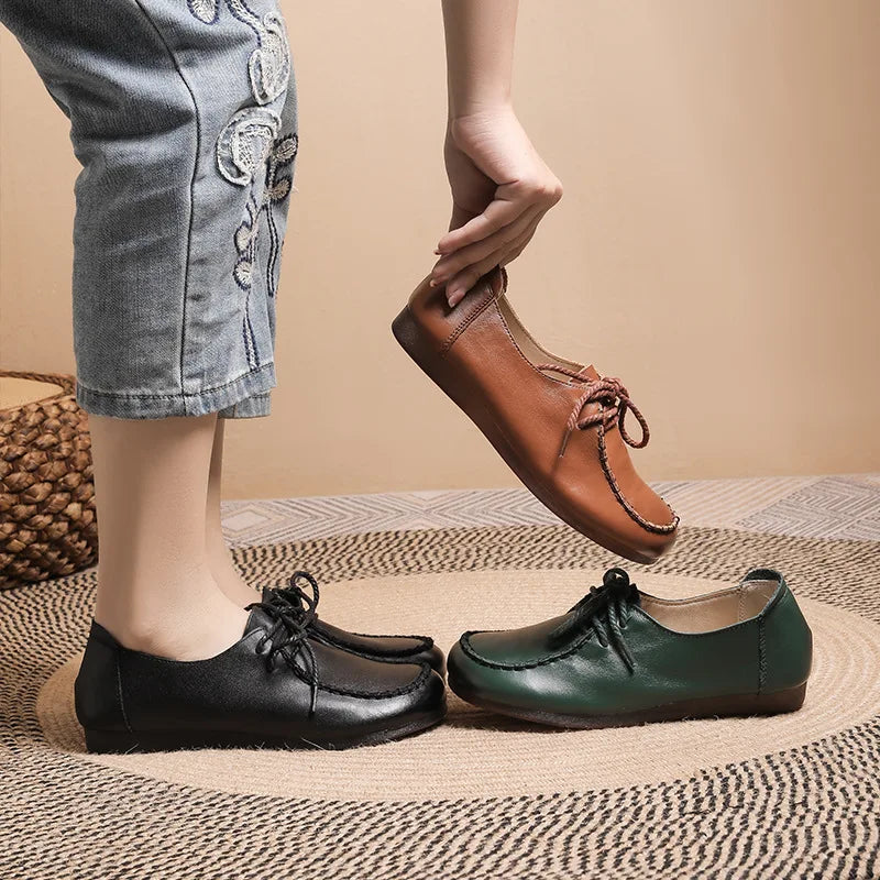 O Sapato Feminino Lorie é uma escolha clássica, leve e confortável para mulheres que buscam elegância sem abrir mão do bem-estar. Sapato Feminino  Sapato Anatômico  Sapato Elegante  Sapato Mocassim  Sapato Rasteiro  Sapato  Sapato Ortopédico  Sapato Confortável  Sapato Contemporâneo  Sapato Couro  Sapato Para Caminhar  Sapato Vintage  Sapato Clássico  Sapato Colorido  Sapato com Cadarço Sapato Feminino Clássico Leve e Confortável - Deluzen