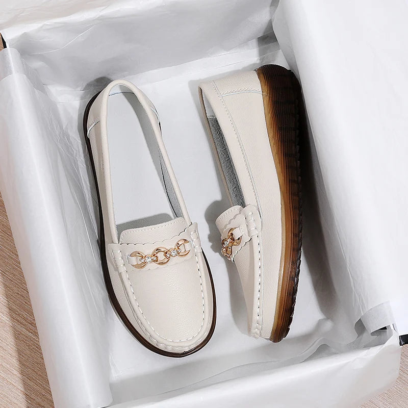 O Mocassim Feminino Astore é uma opção de luxo que combina estilo, flexibilidade e segurança. Mocassim  Mocassim Ortopédico  Sapatilha Mocassim  Mocassim Antiderrapante  Mocassim Casual  Mocassim Elegante  Mocassim Flexível  Mocassim Moderna  Mocassim Barato  Mocassim Dourado  Sapato Mocassim  Mocassim Moderno  Mocassim de Luxo Mocassim Feminino de Luxo Flexível e Antiderrapante - Deluzen