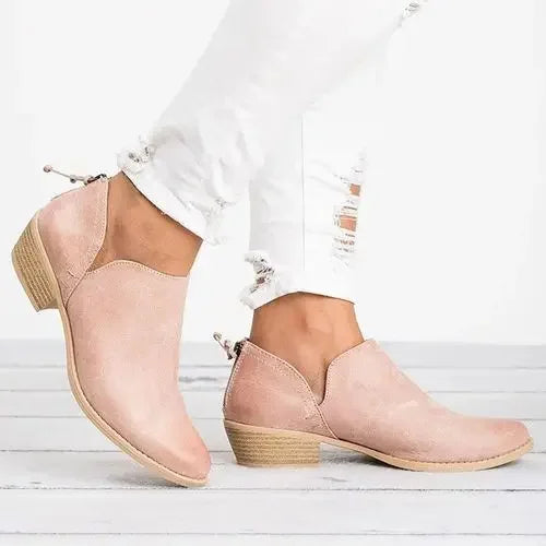 As Botas Femininas Dallas apresentam uma combinação elegante de camurça, salto baixo e bico fino, proporcionando um visual refinado e versátil. Botas Femininas  Botas  Bota Flexível  Bota Feminina  Bota Elegante  Bota de Passeio  Bota de Cano Curto  Bota Country  Bota com Salto Baixo  Bota Botas Femininas de Camurça Salto Baixo e Bico FIno - Deluzen