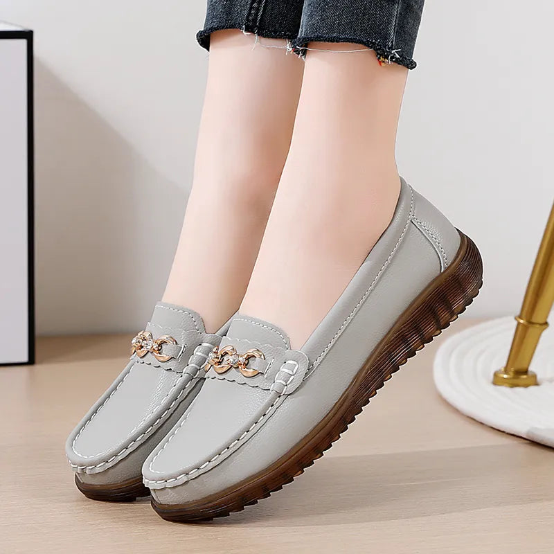 O Mocassim Feminino Astore é uma opção de luxo que combina estilo, flexibilidade e segurança. Mocassim  Mocassim Ortopédico  Sapatilha Mocassim  Mocassim Antiderrapante  Mocassim Casual  Mocassim Elegante  Mocassim Flexível  Mocassim Moderna  Mocassim Barato  Mocassim Dourado  Sapato Mocassim  Mocassim Moderno  Mocassim de Luxo Mocassim Feminino de Luxo Flexível e Antiderrapante - Deluzen