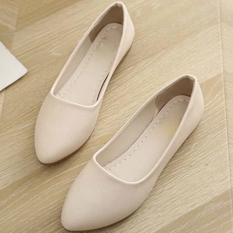 A Sapatilha Feminina Cloe é uma escolha básica, leve e confortável para o dia a dia. Sapatilha Slip On  Sapatilha Simples  Sapatilha Para Trabalhar  Sapatilha Ortopédica  Sapatilha Moderna  Sapatilha Leve  Sapatilha Flexível  Sapatilha de Passeio  Sapatilha Bico Mole  Sapatilha Sapatilha Feminina Básica Leve e Confortável - Deluzen