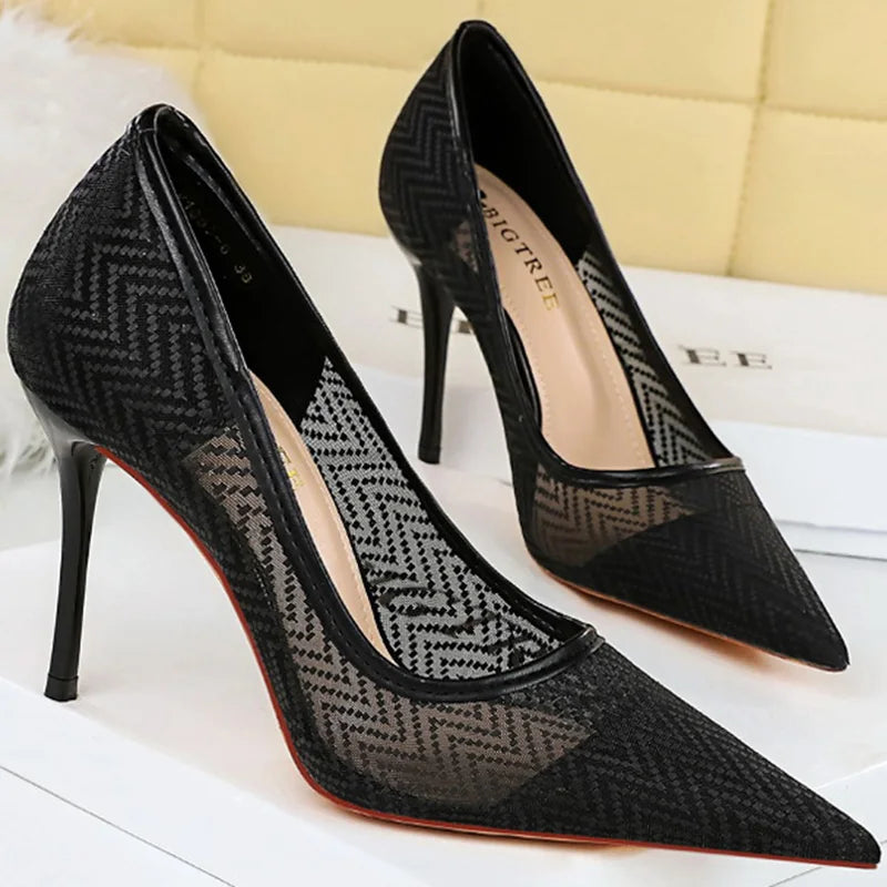 O Scarpin Feminino Fighter Bigtree combina elegância e conforto, apresentando um design respirável em renda e salto agulha. Scarpin  Scarpin Bico Fino  Scarpin Moderno  Scarpin Salto Fino  Scarpin Clássico  Scarpin Fino  Scarpin Para Festas  Scarpin Salto Agulha  Scarpin Para Trabalhar  Scarpin 9cm  Scarpin Diferente  Scarpin Fashion  Scarpin em Renda  Salto Alto  Sapato com Salto  Sapato com Salto Alto Scarpin Feminino Respirável em Renda Salto Agulha - Deluzen