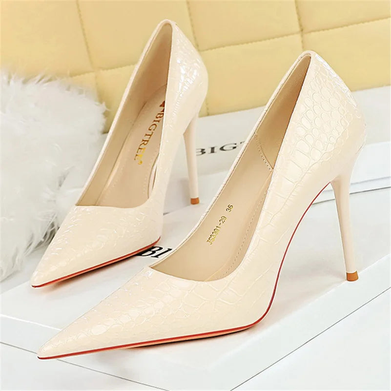 O Scarpin Salto Alto Agulha Stiletto Cintilante Seasons Bigtree é uma escolha deslumbrante para mulheres que desejam destacar-se com elegância e brilho. Scarpin  Scarpin Bico Fino  Scarpin Clássico  Scarpin Fino  Scarpin Moderno  Scarpin Salto Fino  Scarpin Cintilante  Scarpin Para Festas  Scarpin Para Trabalhar  Scarpin Salto Agulha  Scarpin 10cm  Salto Alto  Sapato com Salto  Salto Scarpin Salto Alto Agulha Stiletto Cintilante - Deluzen