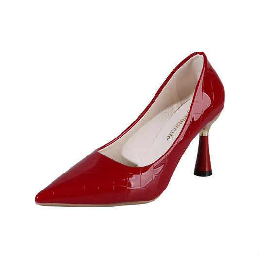 O Scarpin Salto Alto Velvetz é uma peça sofisticada que combina elegância e glamour. Salto Alto  Sapato com Salto  Sapato Salto Médio  Scarpin Salto Fino  Scarpin  Scarpin Bico Fino  Scarpin Clássico  Scarpin Fino  Scarpin Moderno  Scarpin Para Trabalhar  Scarpin Cintilante Scarpin Salto Alto Cintilante com Dourado - Deluzen