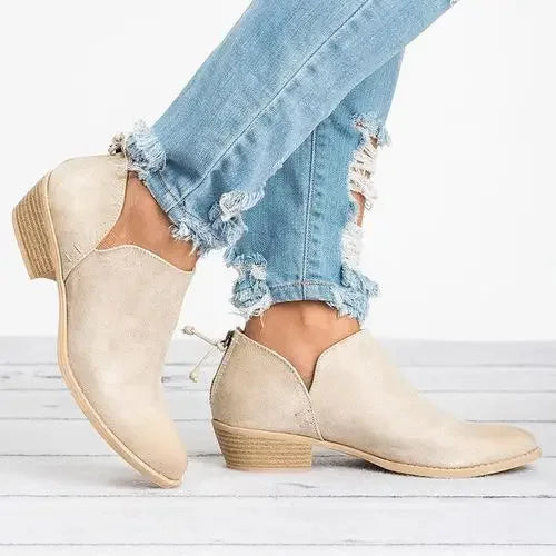 As Botas Femininas Dallas apresentam uma combinação elegante de camurça, salto baixo e bico fino, proporcionando um visual refinado e versátil. Botas Femininas  Botas  Bota Flexível  Bota Feminina  Bota Elegante  Bota de Passeio  Bota de Cano Curto  Bota Country  Bota com Salto Baixo  Bota Botas Femininas de Camurça Salto Baixo e Bico FIno - Deluzen