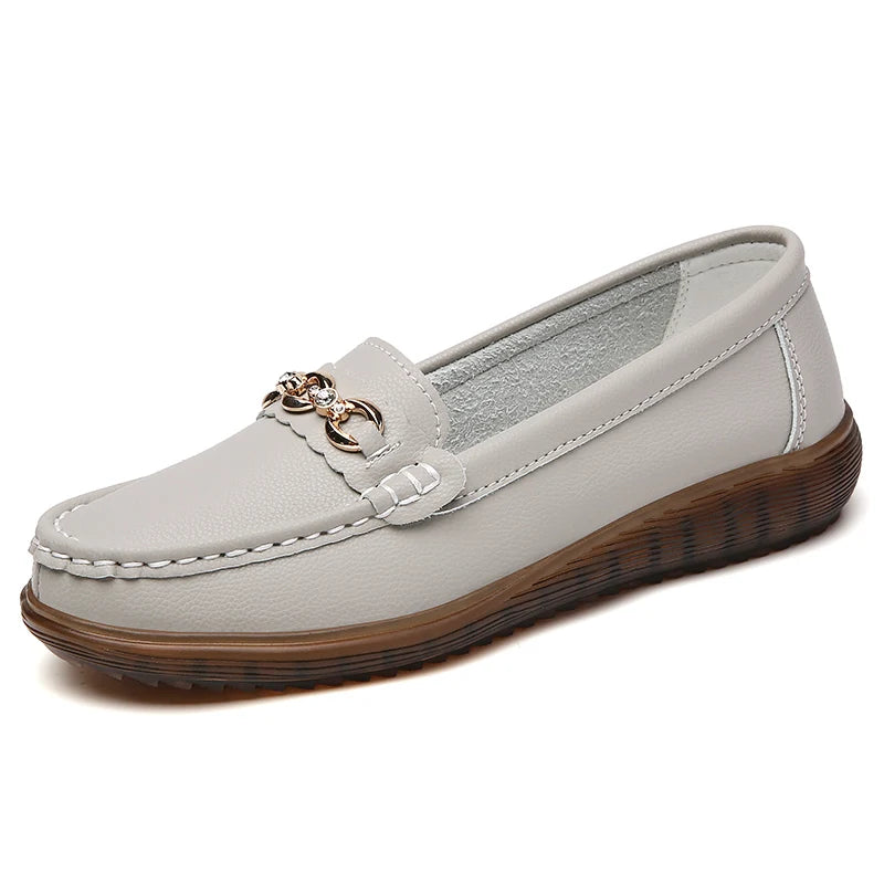 O Mocassim Feminino Astore é uma opção de luxo que combina estilo, flexibilidade e segurança. Mocassim  Mocassim Ortopédico  Sapatilha Mocassim  Mocassim Antiderrapante  Mocassim Casual  Mocassim Elegante  Mocassim Flexível  Mocassim Moderna  Mocassim Barato  Mocassim Dourado  Sapato Mocassim  Mocassim Moderno  Mocassim de Luxo Mocassim Feminino de Luxo Flexível e Antiderrapante - Deluzen