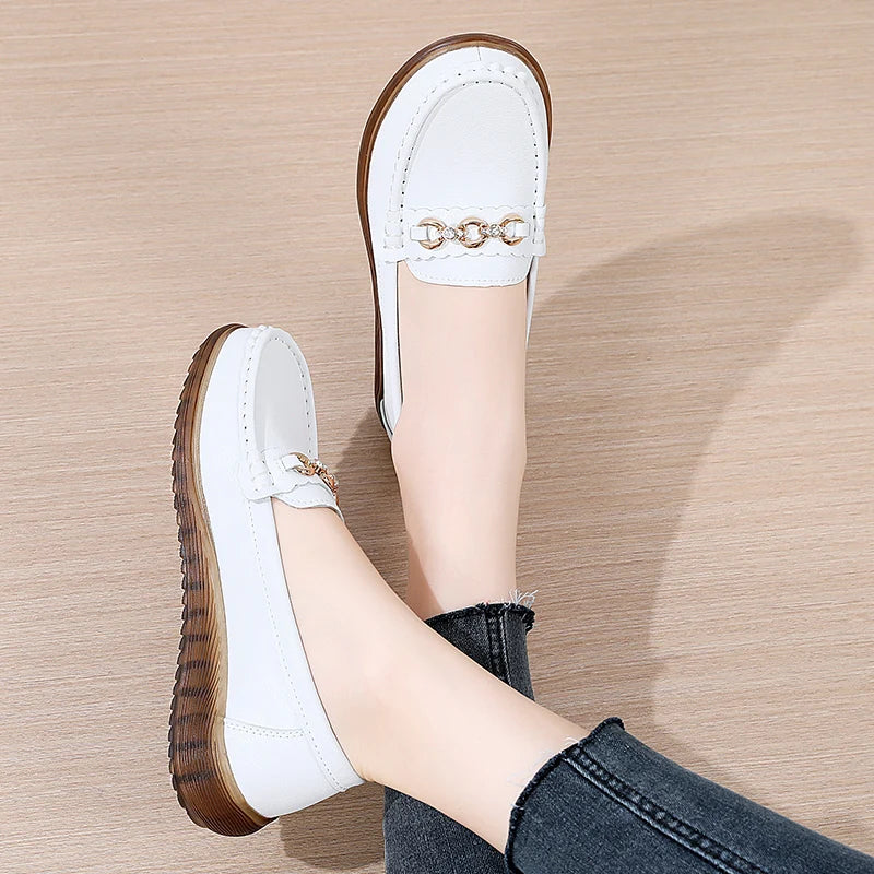 O Mocassim Feminino Astore é uma opção de luxo que combina estilo, flexibilidade e segurança. Mocassim  Mocassim Ortopédico  Sapatilha Mocassim  Mocassim Antiderrapante  Mocassim Casual  Mocassim Elegante  Mocassim Flexível  Mocassim Moderna  Mocassim Barato  Mocassim Dourado  Sapato Mocassim  Mocassim Moderno  Mocassim de Luxo Mocassim Feminino de Luxo Flexível e Antiderrapante - Deluzen