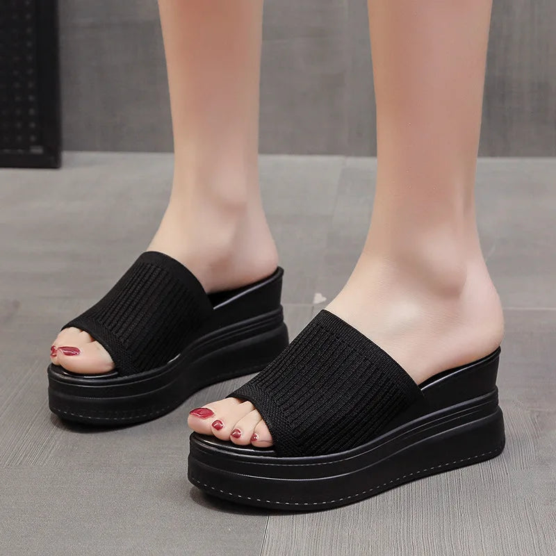A Flat Plataforma Feminino Melin Ririfa é uma escolha leve e confortável para mulheres que buscam um calçado prático e estiloso. Flat  Sandália Flat  Chinelo Flat  Flat Antiderrapante  Flat Colorido  Flat de Verão  Flat Plataforma  Flat Alto  Flat de Praia  Flat para Caminhar  Flat Plataorma  Flats  Flat Preta  Sandália Flat Preta  Chinelo Alto  Chinelo com Salto Flat Plataforma Feminino Leve e Confortável - Deluzen