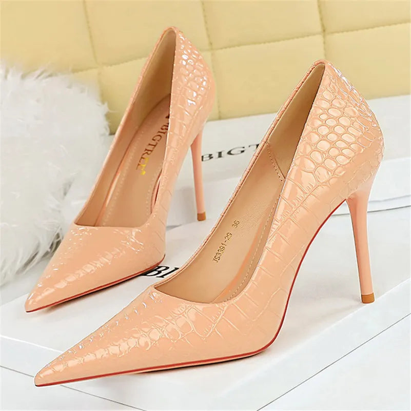O Scarpin Salto Alto Agulha Stiletto Cintilante Seasons Bigtree é uma escolha deslumbrante para mulheres que desejam destacar-se com elegância e brilho. Scarpin  Scarpin Bico Fino  Scarpin Clássico  Scarpin Fino  Scarpin Moderno  Scarpin Salto Fino  Scarpin Cintilante  Scarpin Para Festas  Scarpin Para Trabalhar  Scarpin Salto Agulha  Scarpin 10cm  Salto Alto  Sapato com Salto  Salto Scarpin Salto Alto Agulha Stiletto Cintilante - Deluzen