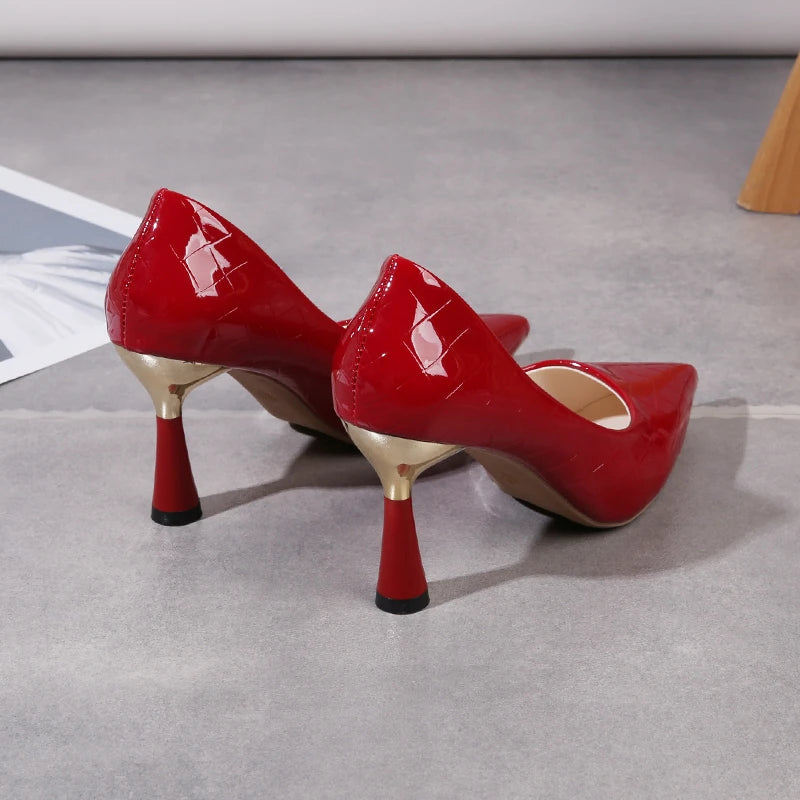 O Scarpin Salto Alto Velvetz é uma peça sofisticada que combina elegância e glamour. Salto Alto  Sapato com Salto  Sapato Salto Médio  Scarpin Salto Fino  Scarpin  Scarpin Bico Fino  Scarpin Clássico  Scarpin Fino  Scarpin Moderno  Scarpin Para Trabalhar  Scarpin Cintilante Scarpin Salto Alto Cintilante com Dourado - Deluzen