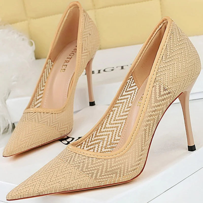 O Scarpin Feminino Fighter Bigtree combina elegância e conforto, apresentando um design respirável em renda e salto agulha. Scarpin  Scarpin Bico Fino  Scarpin Moderno  Scarpin Salto Fino  Scarpin Clássico  Scarpin Fino  Scarpin Para Festas  Scarpin Salto Agulha  Scarpin Para Trabalhar  Scarpin 9cm  Scarpin Diferente  Scarpin Fashion  Scarpin em Renda  Salto Alto  Sapato com Salto  Sapato com Salto Alto Scarpin Feminino Respirável em Renda Salto Agulha - Deluzen
