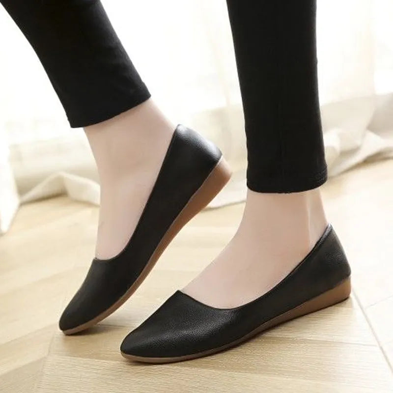 A Sapatilha Feminina Cloe é uma escolha básica, leve e confortável para o dia a dia. Sapatilha Slip On  Sapatilha Simples  Sapatilha Para Trabalhar  Sapatilha Ortopédica  Sapatilha Moderna  Sapatilha Leve  Sapatilha Flexível  Sapatilha de Passeio  Sapatilha Bico Mole  Sapatilha Sapatilha Feminina Básica Leve e Confortável - Deluzen