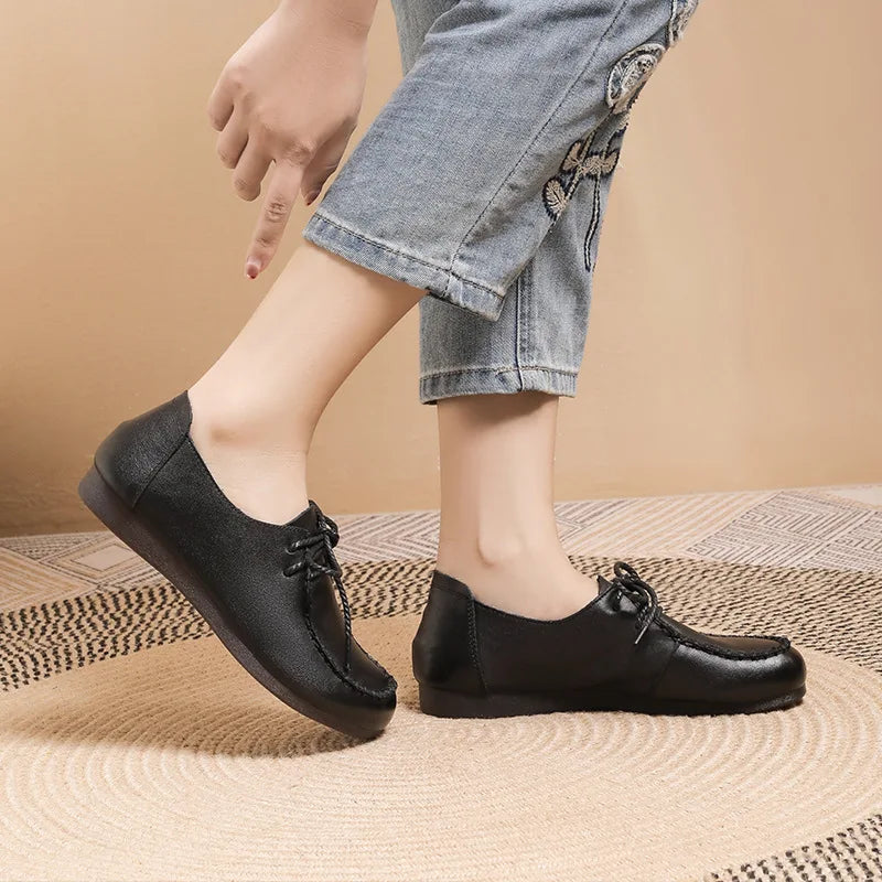O Sapato Feminino Lorie é uma escolha clássica, leve e confortável para mulheres que buscam elegância sem abrir mão do bem-estar. Sapato Feminino  Sapato Anatômico  Sapato Elegante  Sapato Mocassim  Sapato Rasteiro  Sapato  Sapato Ortopédico  Sapato Confortável  Sapato Contemporâneo  Sapato Couro  Sapato Para Caminhar  Sapato Vintage  Sapato Clássico  Sapato Colorido  Sapato com Cadarço Sapato Feminino Clássico Leve e Confortável - Deluzen