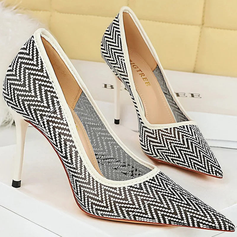 O Scarpin Feminino Fighter Bigtree combina elegância e conforto, apresentando um design respirável em renda e salto agulha. Scarpin  Scarpin Bico Fino  Scarpin Moderno  Scarpin Salto Fino  Scarpin Clássico  Scarpin Fino  Scarpin Para Festas  Scarpin Salto Agulha  Scarpin Para Trabalhar  Scarpin 9cm  Scarpin Diferente  Scarpin Fashion  Scarpin em Renda  Salto Alto  Sapato com Salto  Sapato com Salto Alto Scarpin Feminino Respirável em Renda Salto Agulha - Deluzen