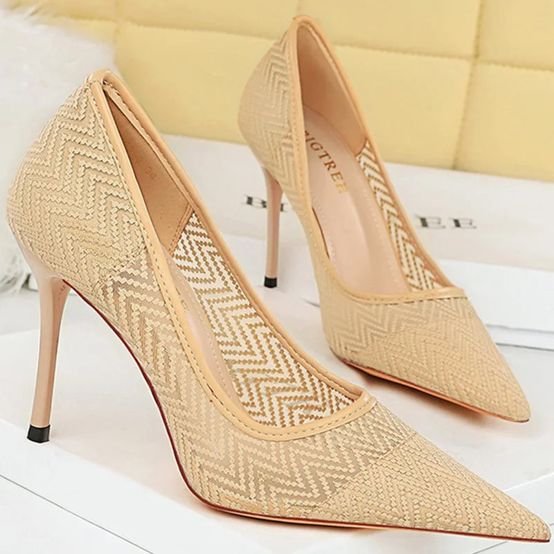 O Scarpin Feminino Fighter Bigtree combina elegância e conforto, apresentando um design respirável em renda e salto agulha. Scarpin  Scarpin Bico Fino  Scarpin Moderno  Scarpin Salto Fino  Scarpin Clássico  Scarpin Fino  Scarpin Para Festas  Scarpin Salto Agulha  Scarpin Para Trabalhar  Scarpin 9cm  Scarpin Diferente  Scarpin Fashion  Scarpin em Renda  Salto Alto  Sapato com Salto  Sapato com Salto Alto Scarpin Feminino Respirável em Renda Salto Agulha - Deluzen