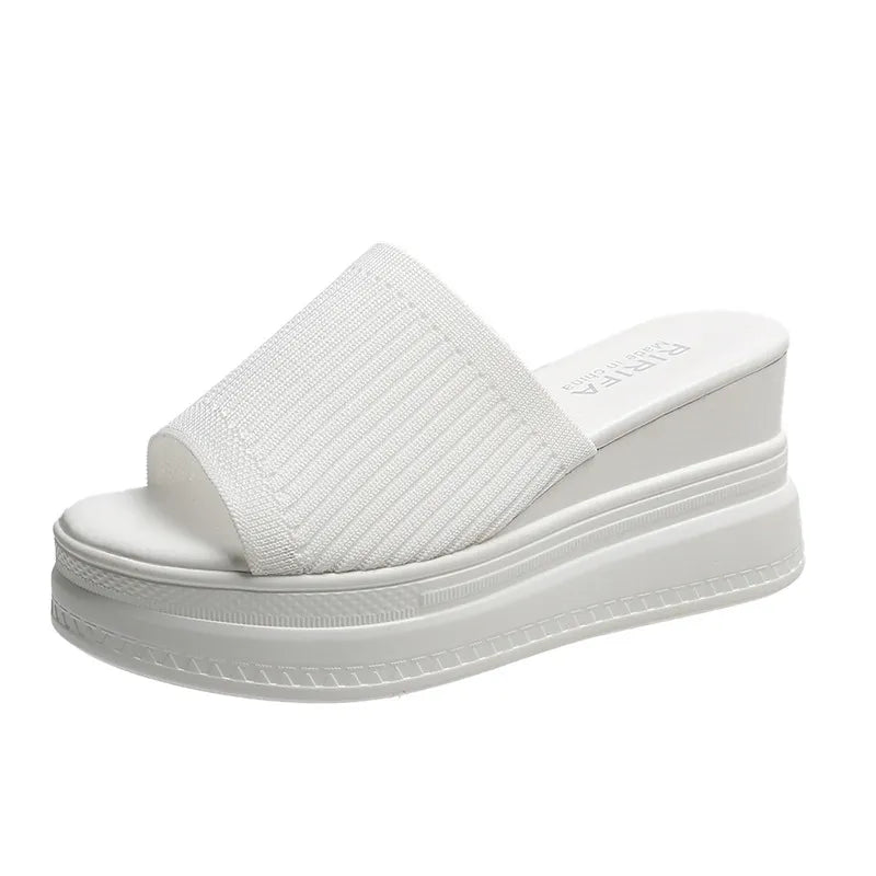 A Flat Plataforma Feminino Melin Ririfa é uma escolha leve e confortável para mulheres que buscam um calçado prático e estiloso. Flat  Sandália Flat  Chinelo Flat  Flat Antiderrapante  Flat Colorido  Flat de Verão  Flat Plataforma  Flat Alto  Flat de Praia  Flat para Caminhar  Flat Plataorma  Flats  Flat Preta  Sandália Flat Preta  Chinelo Alto  Chinelo com Salto Flat Plataforma Feminino Leve e Confortável - Deluzen