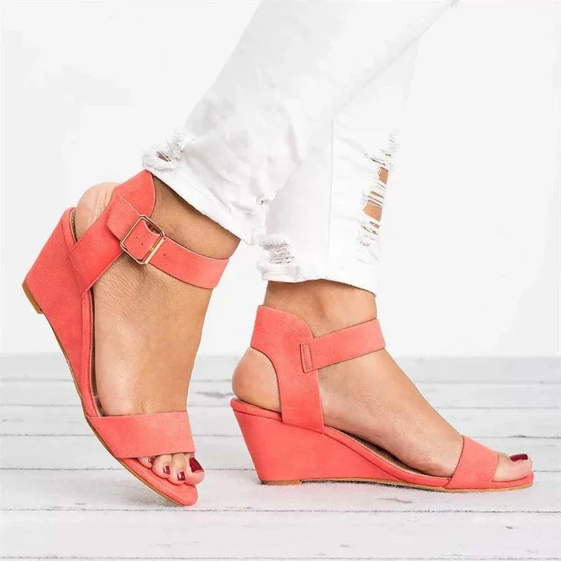 A Sandália Feminina Volare apresenta um design elegante e feminino, perfeito para diversas ocasiões. Sandálias Femininas  Sandálias de Verão  Sandália Confortável  Sandália Plus Size  Sandália Anabela  Sandália com Salto  Sandália com Fivela  Sandália Moderna  Sandália Coral  Sandalia  Sandalia Anabela  Sandália Feminina com Fivela e Salto Anabela - Deluzen