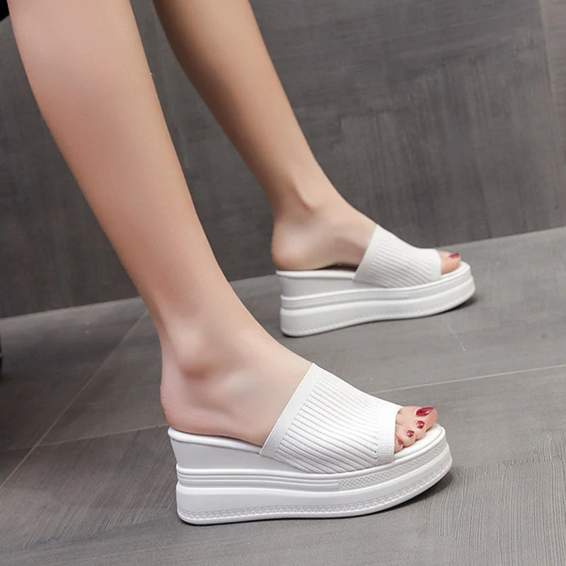 A Flat Plataforma Feminino Melin Ririfa é uma escolha leve e confortável para mulheres que buscam um calçado prático e estiloso. Flat  Sandália Flat  Chinelo Flat  Flat Antiderrapante  Flat Colorido  Flat de Verão  Flat Plataforma  Flat Alto  Flat de Praia  Flat para Caminhar  Flat Plataorma  Flats  Flat Preta  Sandália Flat Preta  Chinelo Alto  Chinelo com Salto Flat Plataforma Feminino Leve e Confortável - Deluzen