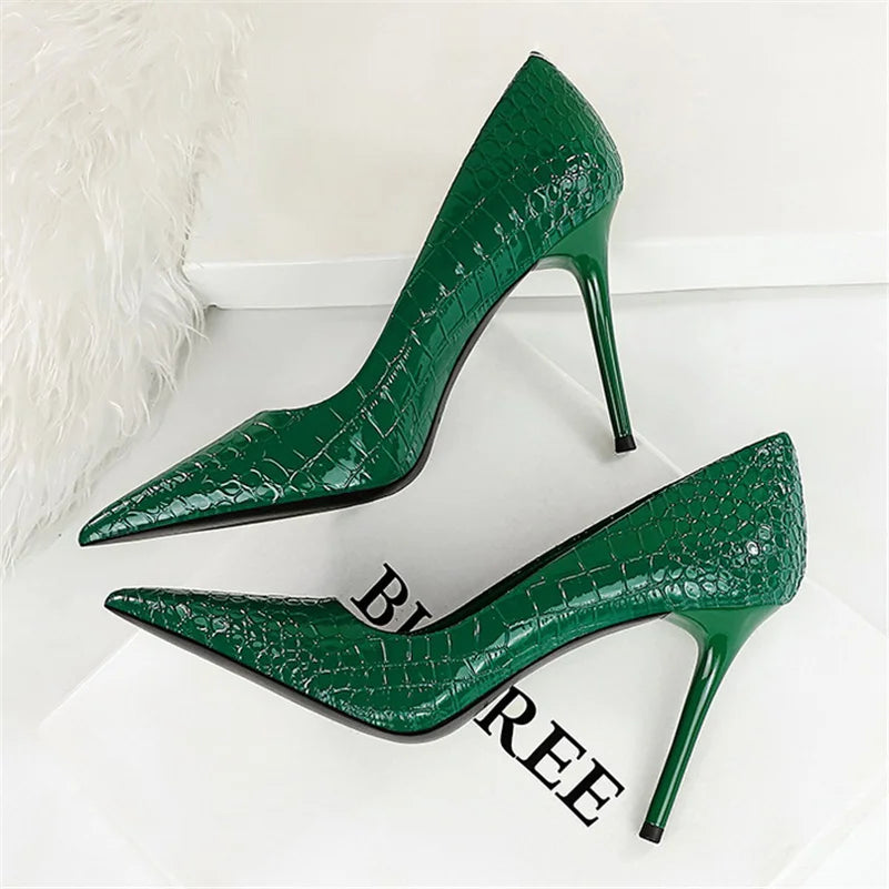 O Scarpin Salto Alto Agulha Stiletto Cintilante Seasons Bigtree é uma escolha deslumbrante para mulheres que desejam destacar-se com elegância e brilho. Scarpin  Scarpin Bico Fino  Scarpin Clássico  Scarpin Fino  Scarpin Moderno  Scarpin Salto Fino  Scarpin Cintilante  Scarpin Para Festas  Scarpin Para Trabalhar  Scarpin Salto Agulha  Scarpin 10cm  Salto Alto  Sapato com Salto  Salto Scarpin Salto Alto Agulha Stiletto Cintilante - Deluzen