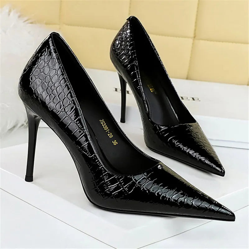 O Scarpin Salto Alto Agulha Stiletto Cintilante Seasons Bigtree é uma escolha deslumbrante para mulheres que desejam destacar-se com elegância e brilho. Scarpin  Scarpin Bico Fino  Scarpin Clássico  Scarpin Fino  Scarpin Moderno  Scarpin Salto Fino  Scarpin Cintilante  Scarpin Para Festas  Scarpin Para Trabalhar  Scarpin Salto Agulha  Scarpin 10cm  Salto Alto  Sapato com Salto  Salto Scarpin Salto Alto Agulha Stiletto Cintilante - Deluzen