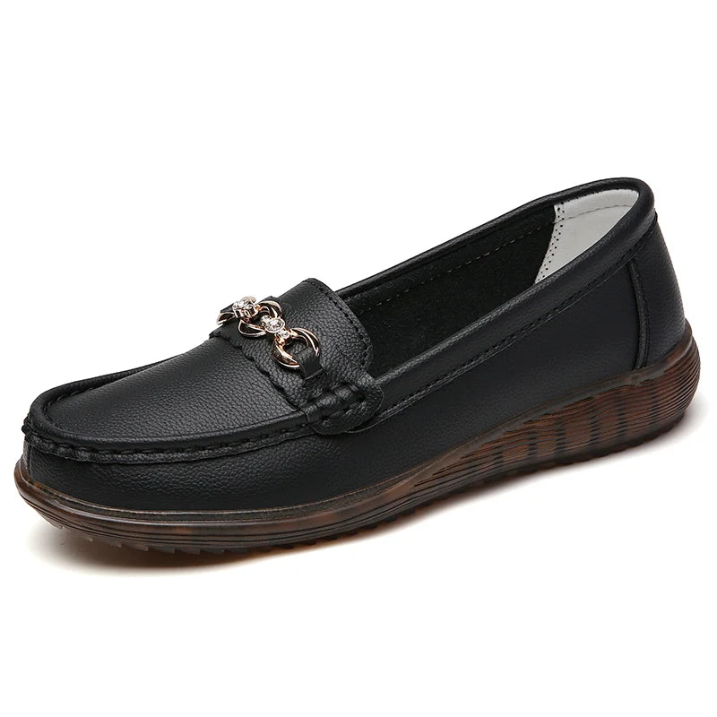 O Mocassim Feminino Astore é uma opção de luxo que combina estilo, flexibilidade e segurança. Mocassim  Mocassim Ortopédico  Sapatilha Mocassim  Mocassim Antiderrapante  Mocassim Casual  Mocassim Elegante  Mocassim Flexível  Mocassim Moderna  Mocassim Barato  Mocassim Dourado  Sapato Mocassim  Mocassim Moderno  Mocassim de Luxo Mocassim Feminino de Luxo Flexível e Antiderrapante - Deluzen