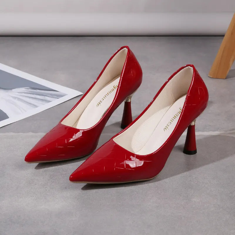 O Scarpin Salto Alto Velvetz é uma peça sofisticada que combina elegância e glamour. Salto Alto  Sapato com Salto  Sapato Salto Médio  Scarpin Salto Fino  Scarpin  Scarpin Bico Fino  Scarpin Clássico  Scarpin Fino  Scarpin Moderno  Scarpin Para Trabalhar  Scarpin Cintilante Scarpin Salto Alto Cintilante com Dourado - Deluzen