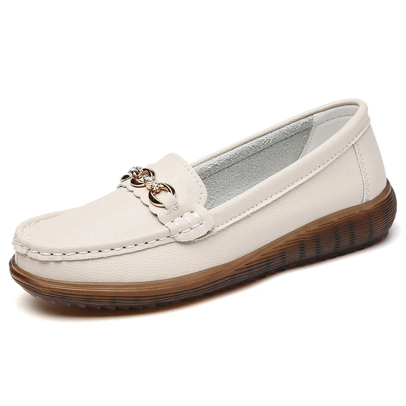 O Mocassim Feminino Astore é uma opção de luxo que combina estilo, flexibilidade e segurança. Mocassim  Mocassim Ortopédico  Sapatilha Mocassim  Mocassim Antiderrapante  Mocassim Casual  Mocassim Elegante  Mocassim Flexível  Mocassim Moderna  Mocassim Barato  Mocassim Dourado  Sapato Mocassim  Mocassim Moderno  Mocassim de Luxo Mocassim Feminino de Luxo Flexível e Antiderrapante - Deluzen