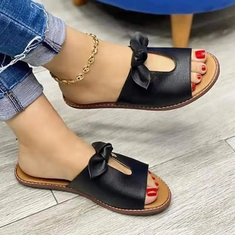 A Sandália Rasteira Femme é uma opção leve e charmosa para quem busca conforto e estilo. Sandália Rasteira  Chinelo Rasteiro  Rasteira  Rasteira de Couro  Rasteira Nude  Rasteirinha  Rasteirinha de Verão  Sapato Rasteiro  Rasteriinha Leve  Sandália Rasteirinha  Rasteira com Laço  Rasteira Dourada Sandália Rasteira Leve e com Laço - Deluzen