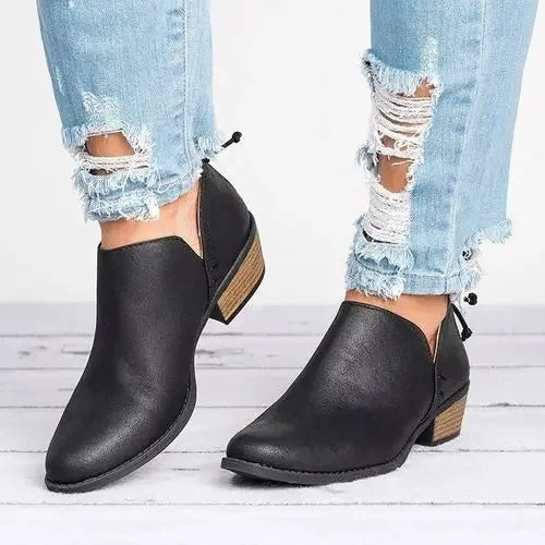 As Botas Femininas Dallas apresentam uma combinação elegante de camurça, salto baixo e bico fino, proporcionando um visual refinado e versátil. Botas Femininas  Botas  Bota Flexível  Bota Feminina  Bota Elegante  Bota de Passeio  Bota de Cano Curto  Bota Country  Bota com Salto Baixo  Bota Botas Femininas de Camurça Salto Baixo e Bico FIno - Deluzen