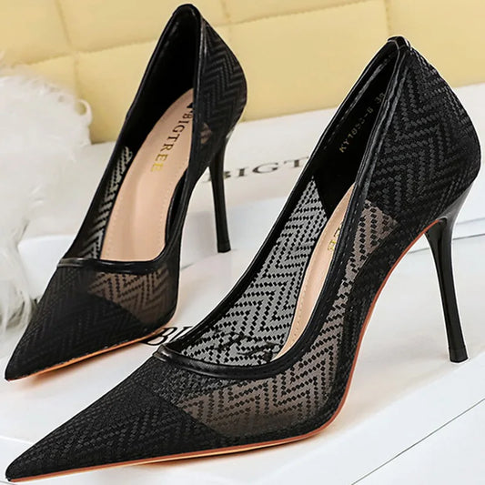 O Scarpin Feminino Fighter Bigtree combina elegância e conforto, apresentando um design respirável em renda e salto agulha. Scarpin  Scarpin Bico Fino  Scarpin Moderno  Scarpin Salto Fino  Scarpin Clássico  Scarpin Fino  Scarpin Para Festas  Scarpin Salto Agulha  Scarpin Para Trabalhar  Scarpin 9cm  Scarpin Diferente  Scarpin Fashion  Scarpin em Renda  Salto Alto  Sapato com Salto  Sapato com Salto Alto Scarpin Feminino Respirável em Renda Salto Agulha - Deluzen