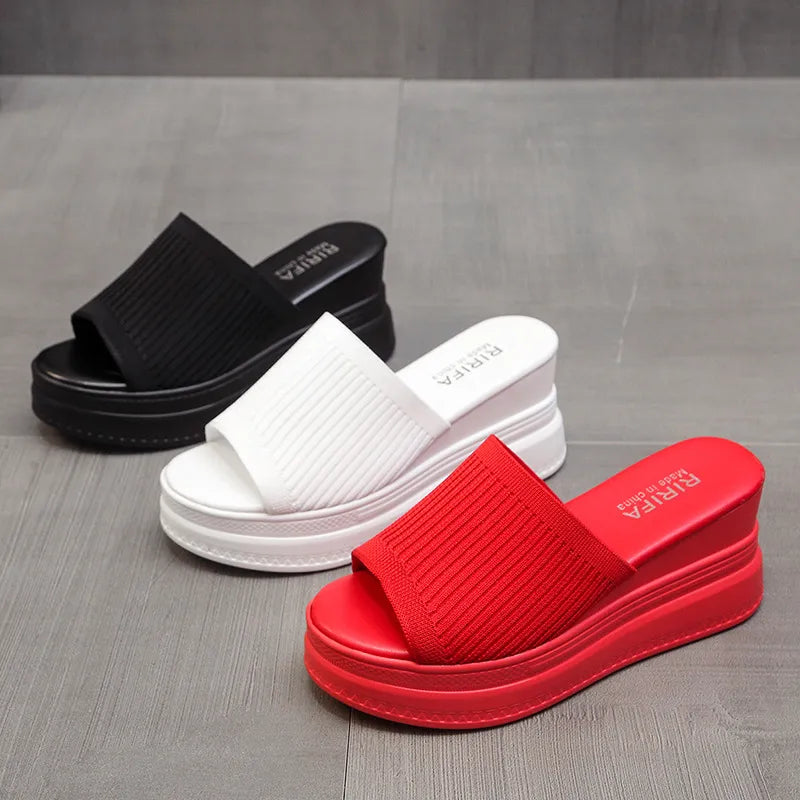 A Flat Plataforma Feminino Melin Ririfa é uma escolha leve e confortável para mulheres que buscam um calçado prático e estiloso. Flat  Sandália Flat  Chinelo Flat  Flat Antiderrapante  Flat Colorido  Flat de Verão  Flat Plataforma  Flat Alto  Flat de Praia  Flat para Caminhar  Flat Plataorma  Flats  Flat Preta  Sandália Flat Preta  Chinelo Alto  Chinelo com Salto Flat Plataforma Feminino Leve e Confortável - Deluzen