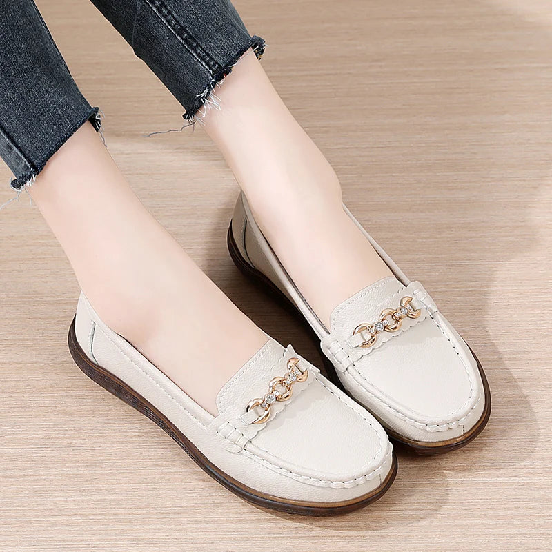 O Mocassim Feminino Astore é uma opção de luxo que combina estilo, flexibilidade e segurança. Mocassim  Mocassim Ortopédico  Sapatilha Mocassim  Mocassim Antiderrapante  Mocassim Casual  Mocassim Elegante  Mocassim Flexível  Mocassim Moderna  Mocassim Barato  Mocassim Dourado  Sapato Mocassim  Mocassim Moderno  Mocassim de Luxo Mocassim Feminino de Luxo Flexível e Antiderrapante - Deluzen