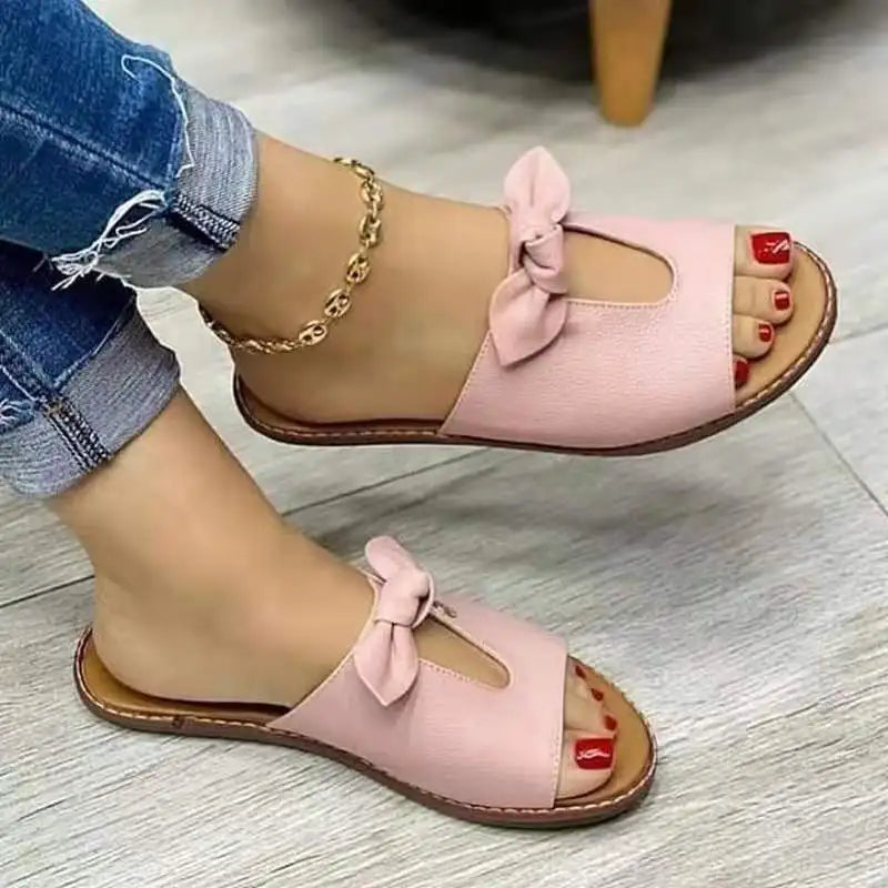 A Sandália Rasteira Femme é uma opção leve e charmosa para quem busca conforto e estilo. Sandália Rasteira  Chinelo Rasteiro  Rasteira  Rasteira de Couro  Rasteira Nude  Rasteirinha  Rasteirinha de Verão  Sapato Rasteiro  Rasteriinha Leve  Sandália Rasteirinha  Rasteira com Laço  Rasteira Dourada Sandália Rasteira Leve e com Laço - Deluzen