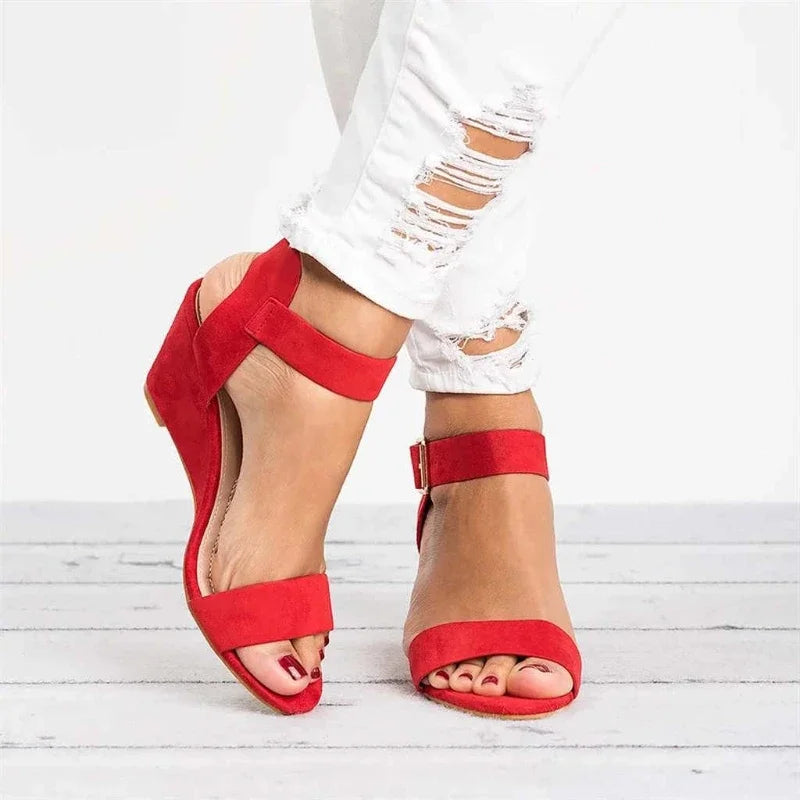 A Sandália Feminina Volare apresenta um design elegante e feminino, perfeito para diversas ocasiões. Sandálias Femininas  Sandálias de Verão  Sandália Confortável  Sandália Plus Size  Sandália Anabela  Sandália com Salto  Sandália com Fivela  Sandália Moderna  Sandália Coral  Sandalia  Sandalia Anabela  Sandália Feminina com Fivela e Salto Anabela - Deluzen