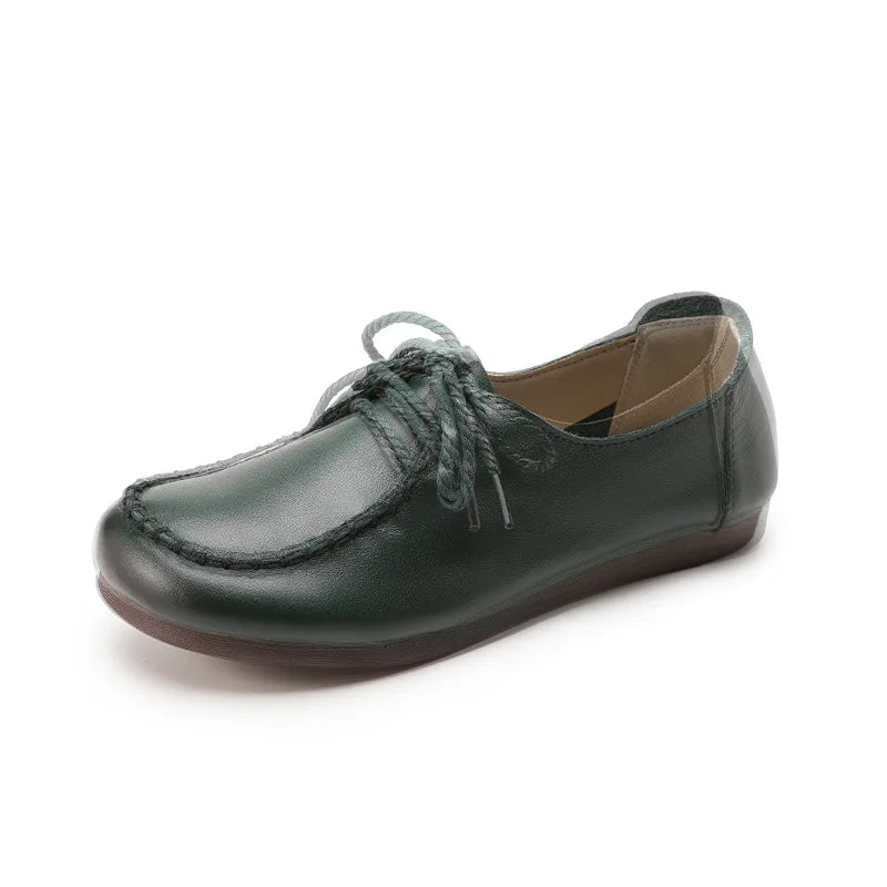 O Sapato Feminino Lorie é uma escolha clássica, leve e confortável para mulheres que buscam elegância sem abrir mão do bem-estar. Sapato Feminino  Sapato Anatômico  Sapato Elegante  Sapato Mocassim  Sapato Rasteiro  Sapato  Sapato Ortopédico  Sapato Confortável  Sapato Contemporâneo  Sapato Couro  Sapato Para Caminhar  Sapato Vintage  Sapato Clássico  Sapato Colorido  Sapato com Cadarço Sapato Feminino Clássico Leve e Confortável - Deluzen