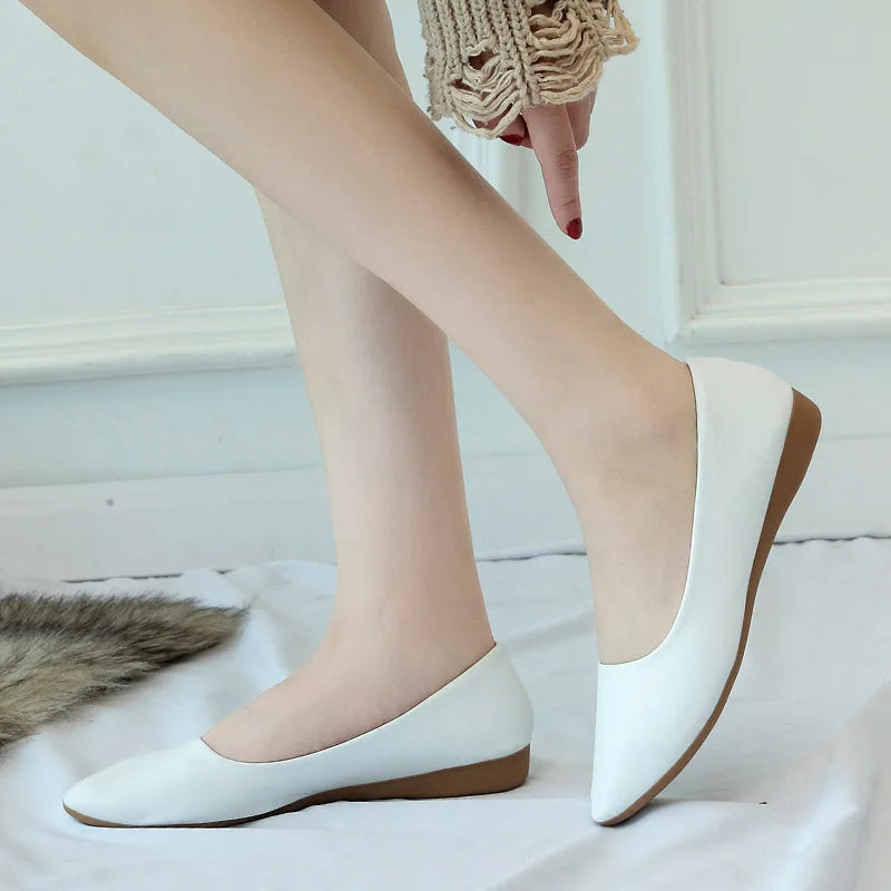 A Sapatilha Feminina Cloe é uma escolha básica, leve e confortável para o dia a dia. Sapatilha Slip On  Sapatilha Simples  Sapatilha Para Trabalhar  Sapatilha Ortopédica  Sapatilha Moderna  Sapatilha Leve  Sapatilha Flexível  Sapatilha de Passeio  Sapatilha Bico Mole  Sapatilha Sapatilha Feminina Básica Leve e Confortável - Deluzen