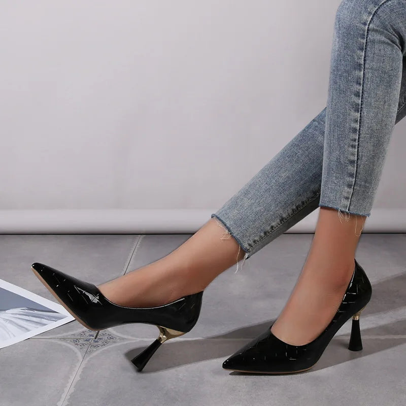 O Scarpin Salto Alto Velvetz é uma peça sofisticada que combina elegância e glamour. Salto Alto  Sapato com Salto  Sapato Salto Médio  Scarpin Salto Fino  Scarpin  Scarpin Bico Fino  Scarpin Clássico  Scarpin Fino  Scarpin Moderno  Scarpin Para Trabalhar  Scarpin Cintilante Scarpin Salto Alto Cintilante com Dourado - Deluzen