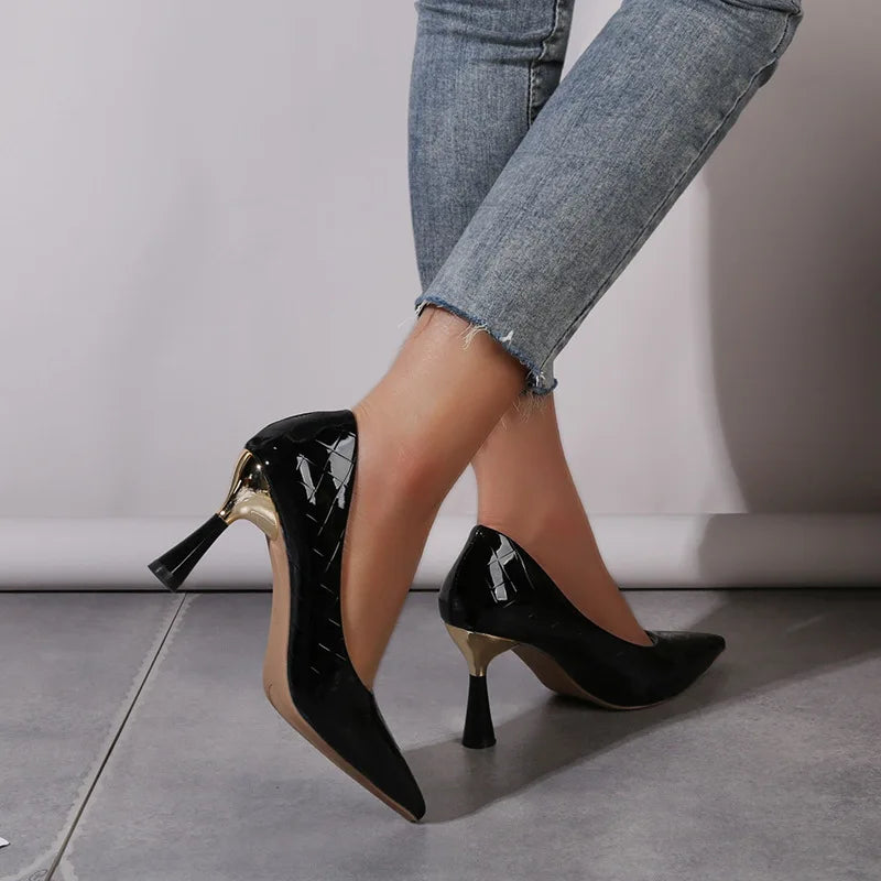 O Scarpin Salto Alto Velvetz é uma peça sofisticada que combina elegância e glamour. Salto Alto  Sapato com Salto  Sapato Salto Médio  Scarpin Salto Fino  Scarpin  Scarpin Bico Fino  Scarpin Clássico  Scarpin Fino  Scarpin Moderno  Scarpin Para Trabalhar  Scarpin Cintilante Scarpin Salto Alto Cintilante com Dourado - Deluzen