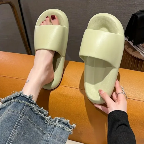 Os Chinelos Nuvem da linha Softys oferecem uma experiência de conforto excepcional para mulheres e homens. Sandálias Nuvem  Sandálias Macias  Chinelos Pantufa  Chinelos Macios  Chinelos De Nuvem  Chinelo Nuvem Verde  Chinelo Nuvem Preto  Chinelo Nuvem Laranja  Chinelo Nuvem Cáqui  Chinelo Nuvem Branco  Chinelo Nuvem  Chinelo Moderno  Chinelo Macio  Chinelo Antiqueda  Chinelo Anti Derrapante  Chinelo Nuvem Feminino e Masculino Macios e Antiderrapantes - Deluzen