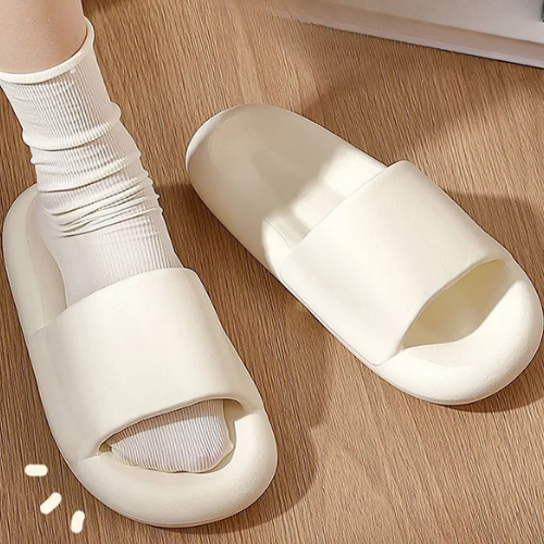 Os Chinelos Nuvem da linha Softys oferecem uma experiência de conforto excepcional para mulheres e homens. Sandálias Nuvem  Sandálias Macias  Chinelos Pantufa  Chinelos Macios  Chinelos De Nuvem  Chinelo Nuvem Verde  Chinelo Nuvem Preto  Chinelo Nuvem Laranja  Chinelo Nuvem Cáqui  Chinelo Nuvem Branco  Chinelo Nuvem  Chinelo Moderno  Chinelo Macio  Chinelo Antiqueda  Chinelo Anti Derrapante  Chinelo Nuvem Feminino e Masculino Macios e Antiderrapantes - Deluzen