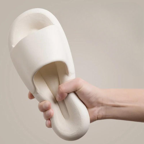 Os Chinelos Nuvem da linha Softys oferecem uma experiência de conforto excepcional para mulheres e homens. Sandálias Nuvem  Sandálias Macias  Chinelos Pantufa  Chinelos Macios  Chinelos De Nuvem  Chinelo Nuvem Verde  Chinelo Nuvem Preto  Chinelo Nuvem Laranja  Chinelo Nuvem Cáqui  Chinelo Nuvem Branco  Chinelo Nuvem  Chinelo Moderno  Chinelo Macio  Chinelo Antiqueda  Chinelo Anti Derrapante  Chinelo Nuvem Feminino e Masculino Macios e Antiderrapantes - Deluzen