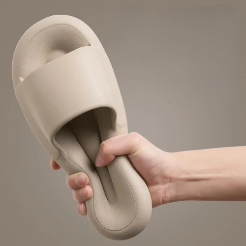 Os Chinelos Nuvem da linha Softys oferecem uma experiência de conforto excepcional para mulheres e homens. Sandálias Nuvem  Sandálias Macias  Chinelos Pantufa  Chinelos Macios  Chinelos De Nuvem  Chinelo Nuvem Verde  Chinelo Nuvem Preto  Chinelo Nuvem Laranja  Chinelo Nuvem Cáqui  Chinelo Nuvem Branco  Chinelo Nuvem  Chinelo Moderno  Chinelo Macio  Chinelo Antiqueda  Chinelo Anti Derrapante  Chinelo Nuvem Feminino e Masculino Macios e Antiderrapantes - Deluzen