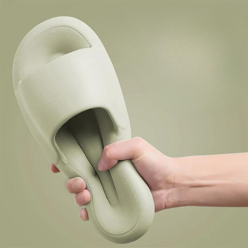 Os Chinelos Nuvem da linha Softys oferecem uma experiência de conforto excepcional para mulheres e homens. Sandálias Nuvem  Sandálias Macias  Chinelos Pantufa  Chinelos Macios  Chinelos De Nuvem  Chinelo Nuvem Verde  Chinelo Nuvem Preto  Chinelo Nuvem Laranja  Chinelo Nuvem Cáqui  Chinelo Nuvem Branco  Chinelo Nuvem  Chinelo Moderno  Chinelo Macio  Chinelo Antiqueda  Chinelo Anti Derrapante  Chinelo Nuvem Feminino e Masculino Macios e Antiderrapantes - Deluzen