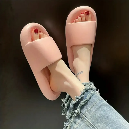 Os Chinelos Nuvem da linha Softys oferecem uma experiência de conforto excepcional para mulheres e homens. Sandálias Nuvem  Sandálias Macias  Chinelos Pantufa  Chinelos Macios  Chinelos De Nuvem  Chinelo Nuvem Verde  Chinelo Nuvem Preto  Chinelo Nuvem Laranja  Chinelo Nuvem Cáqui  Chinelo Nuvem Branco  Chinelo Nuvem  Chinelo Moderno  Chinelo Macio  Chinelo Antiqueda  Chinelo Anti Derrapante  Chinelo Nuvem Feminino e Masculino Macios e Antiderrapantes - Deluzen
